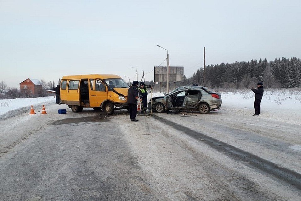 Серов детка последние новости сегодня. Аварии в Свердловской области легковушка и микроавтобус.