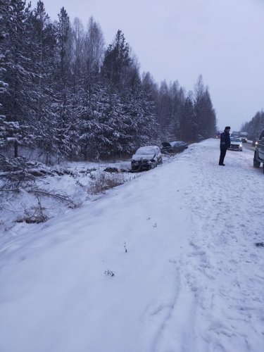 На Серовском тракте «Лада» сбила двух водителей, попавших в ДТП – погиб мужчина (3)