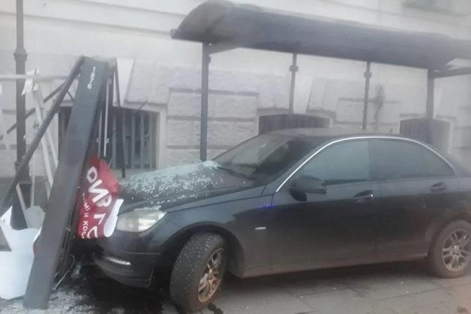 В Петербурге машина врезалась в остановку – пострадали две женщины (1)
