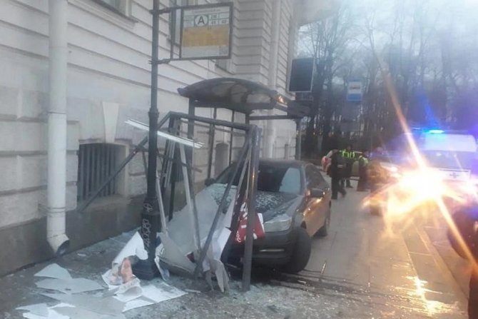 В Петербурге машина врезалась в остановку – пострадали две женщины (2)