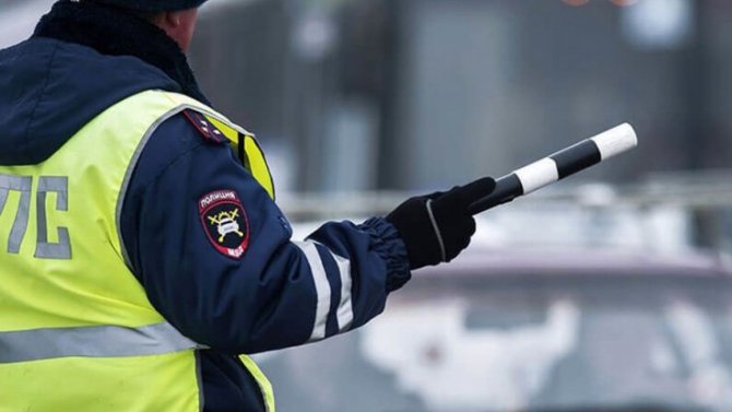 В Петербурге на водителя завели уголовное дело за попытку сломать палец сотруднику ГИБДД