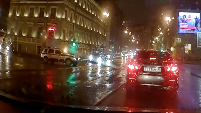 В Санкт-Петербурге водитель на «Ладе» протаранил колонну автозаков