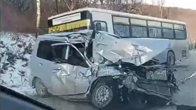 Два человека погибли в ДТП с автобусом в Приморье