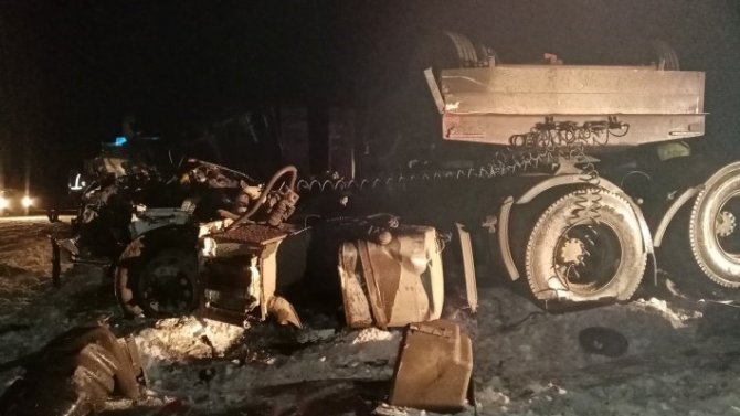 В ДТП с двумя грузовиками в Свердловской области погиб водитель