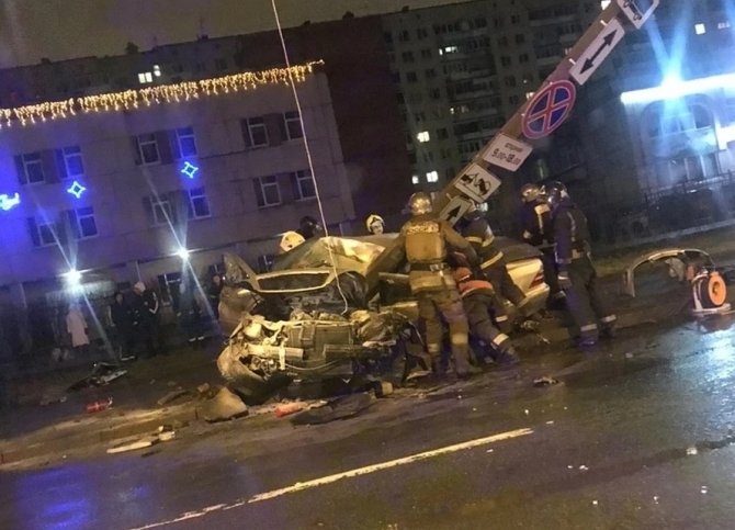 В Петербурге Mercedes врезался в столб – погиб человек (1)