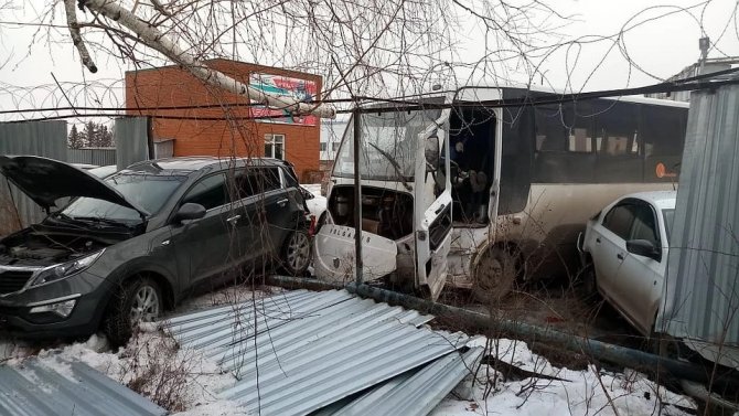 В Татарстане водитель автобуса умер за рулем и устроил ДТП (3)