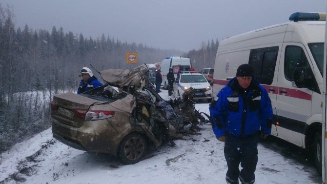 Три человека погибло в результате массового ДТП с участием грузовика и пассажирского автобуса под Екатеринбургом