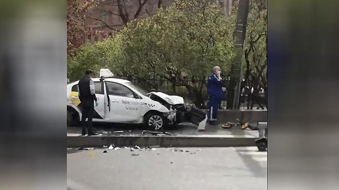В Петербурге такси на тротуаре насмерть сбило мать на глазах у детей