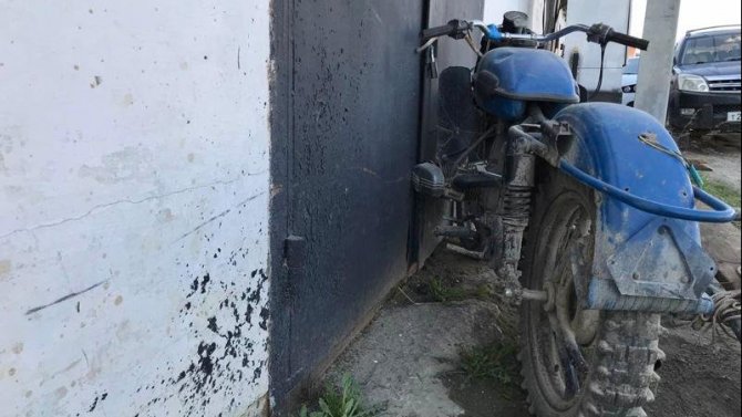 Под Тюменью мотоциклист погиб, врезавшись в гараж
