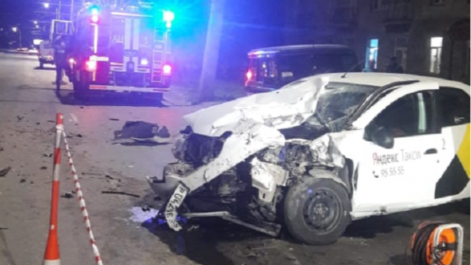 В Омске в ночном ДТП погибли два человека