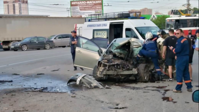 В ДТП с грузовиком в Новосибирске погиб человек