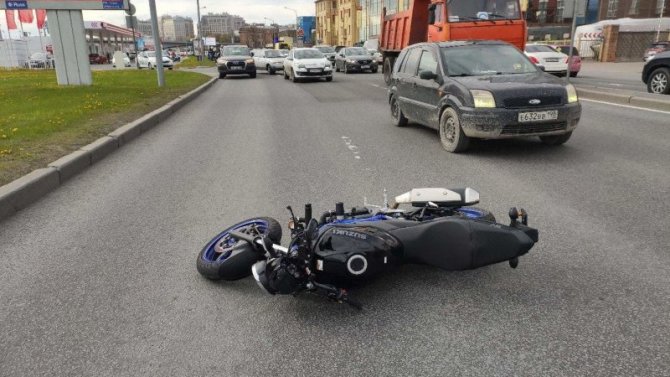 Мотоциклист пострадал в ДТП на Выборгской набережной