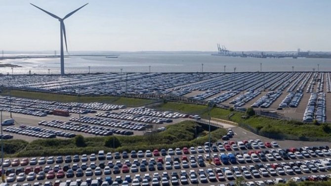 Пандемия: британский порт стал парковкой циклопических размеров