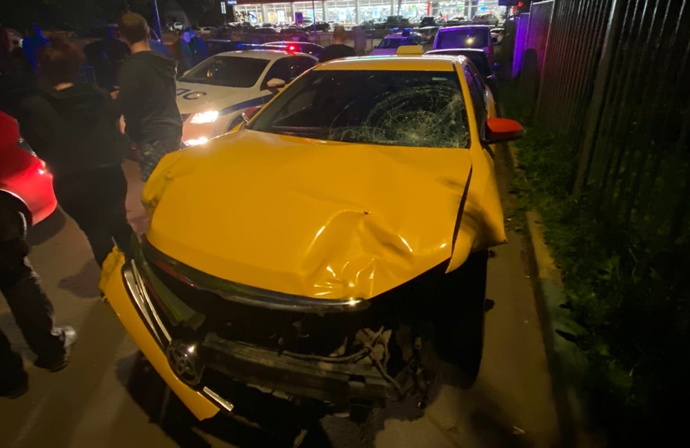 Таксист разбил. Киа Оптима такси авария. Разбитая Тойота Камри такси. ДТП Тойота Камри такси.