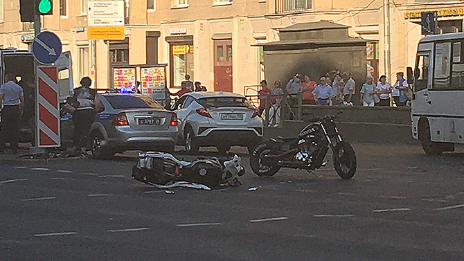 В Петербурге автомобилист пытался проскочить перекрёсток на красный свет и сбил двух мотоциклистов