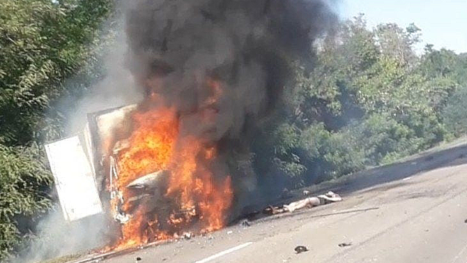 Под Ростовом ВАЗ-2114 на большой скорости врезался в «ГАЗель»: грузовик сгорел, водитель ВАЗа погиб