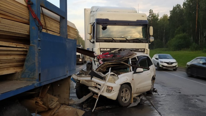 Под Новосибирском стоящий в пробке кроссовер с семьёй внутри зажало между двумя грузовиками — чудом все выжили