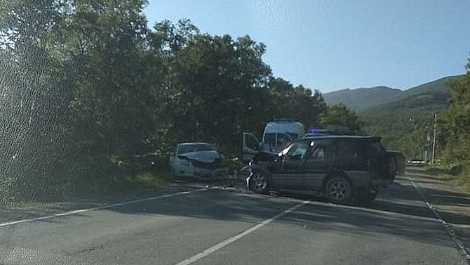 На Сахалине водитель Toyota RAV4 выехал на встречку и врезался в седан, в котором находились несовершеннолетние дети