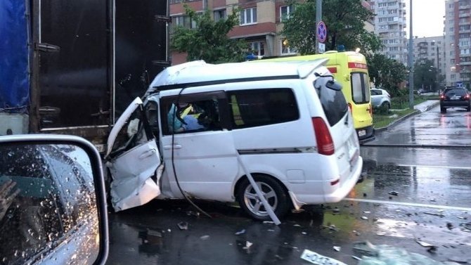 Два человека погибли в ДТП на Дунайском в Петербурге