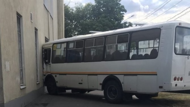 В Воронеже водитель автобуса из-за недомогания решил съехать с дороги и врезался в стену поликлиники