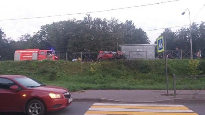 На Пулковском шоссе иномарка врезалась в столб – погибла пассажирка