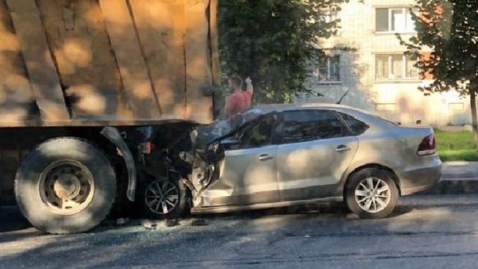 В Петербурге на Седова в ДТП с грузовиком погиб молодой человек