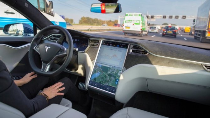В США раскритиковали автопилот Tesla