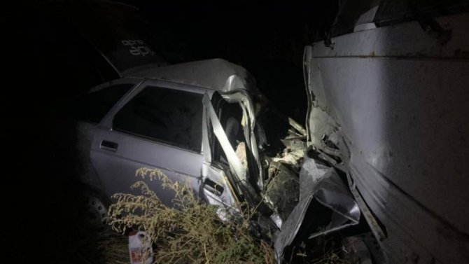 Водитель ВАЗа погиб в ДТП с двумя грузовиками в Ростовской области