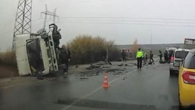 Водитель BMW погиб в ДТП с грузовиком в Ленобласти