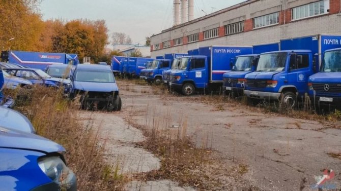 В Москве обнаружили настоящее «кладбище» автомобилей «Почты России»