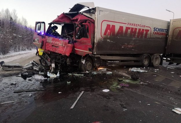 В ДТП с грузовиками в Тюменской области погиб человек (2)
