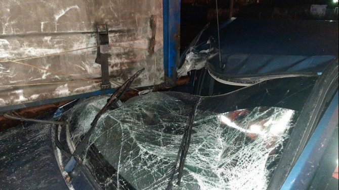 В Рязани иномарка врезалась в стоящую фуру – погиб пассажир