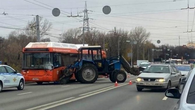 Два человека пострадали в ДТП с автобусом и трактором в Нижнем Новгороде