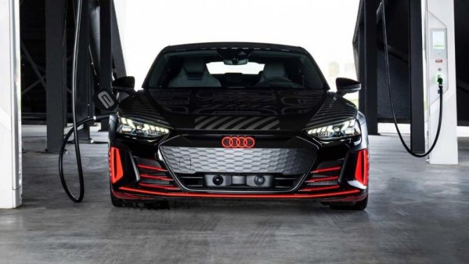 В интернете появились снимки Audi RS е-Tron GT