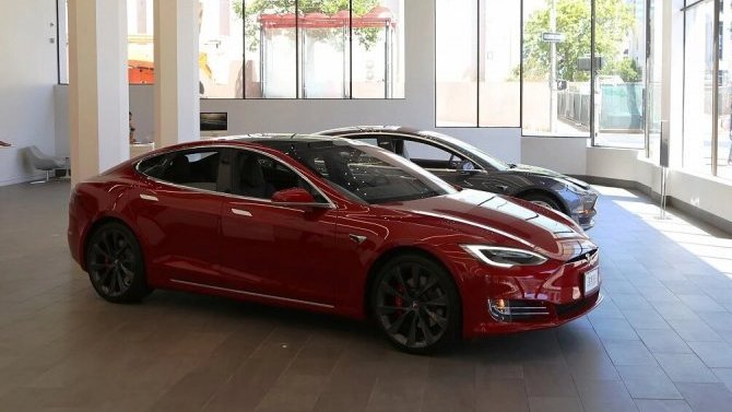 Tesla прекратила продажи своей самой дешёвой модели
