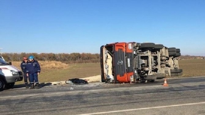 В ДТП в Ростовской области погиб водитель грузовика