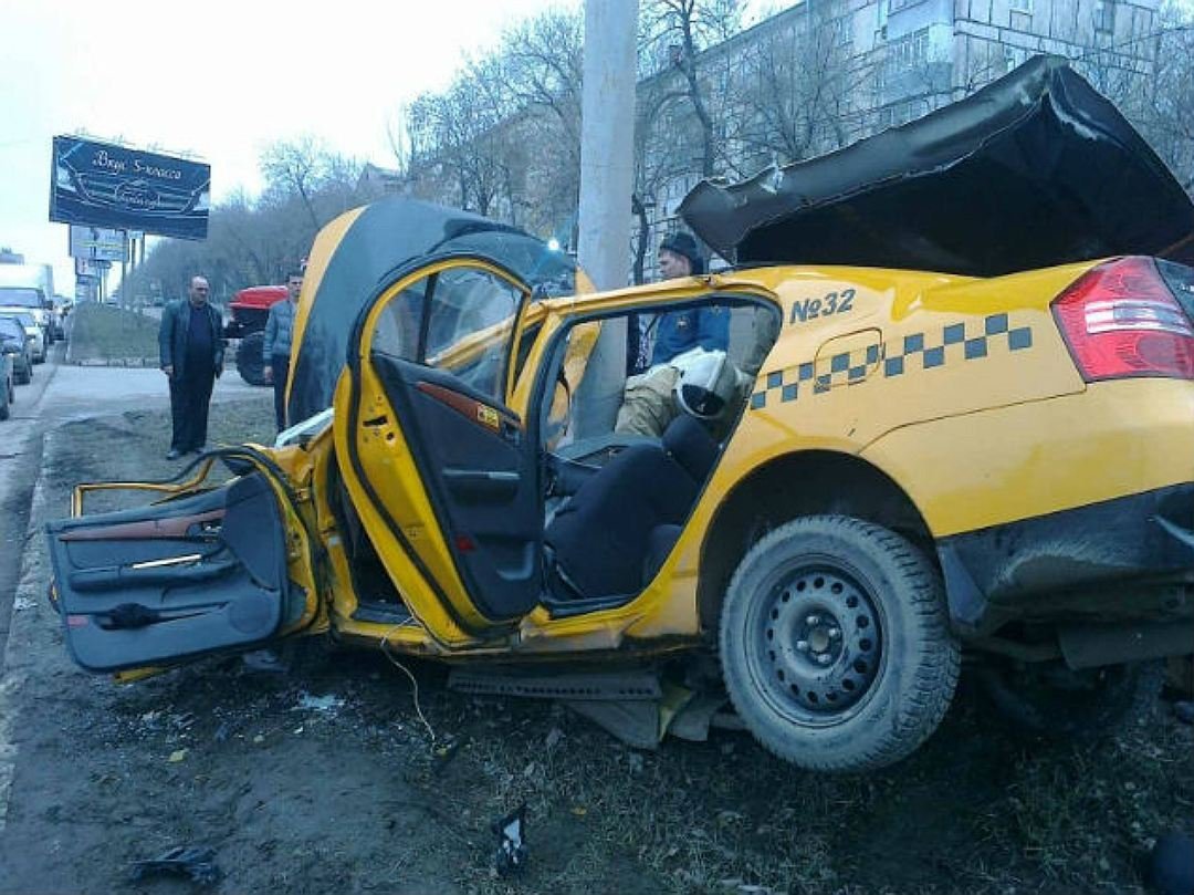 Таксист разбил. Авария в Москве с участием такси.