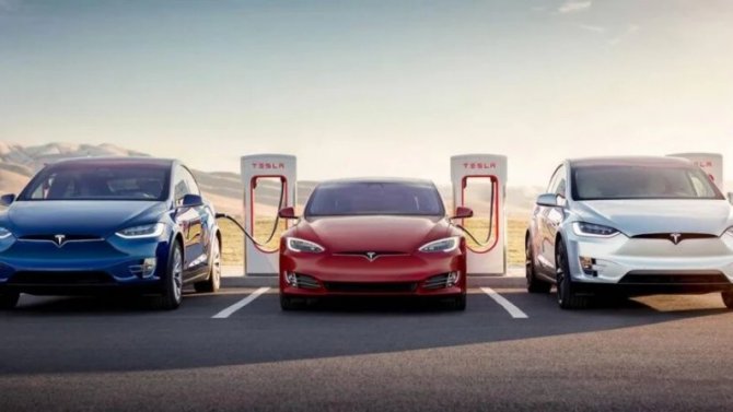 Владельцы электромобилей Tesla получили щедрый подарок