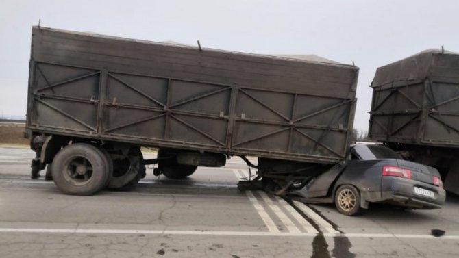 Водитель и пассажир ВАЗа погибли в ДТП с зерновозом под Ростовом