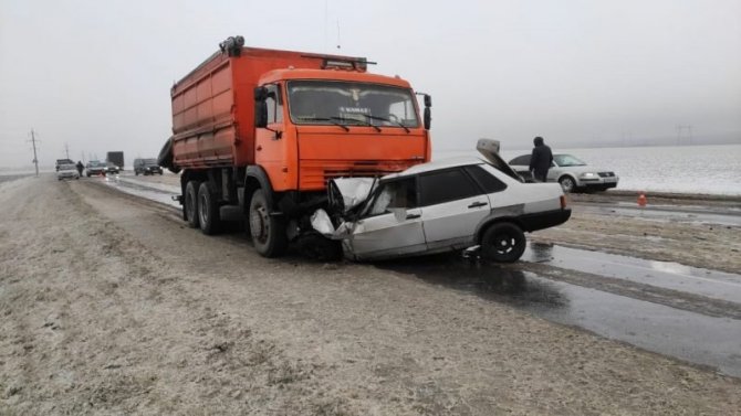 Два человека погибли в ДТП с КамАЗом в Курской области