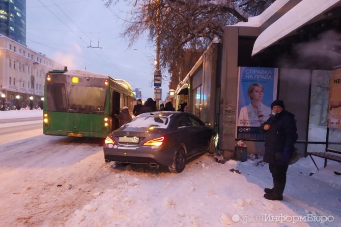 В Екатеринбурге автомобиль врезался в остановку_2