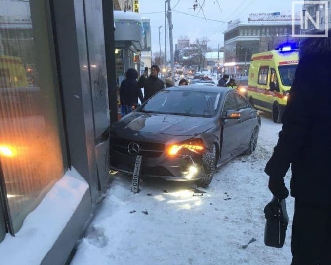 В Екатеринбурге автомобиль врезался в остановку_3
