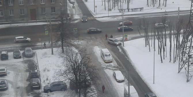 На улице Новостроек в Петербурге произошли два ДТП в одном месте (2)