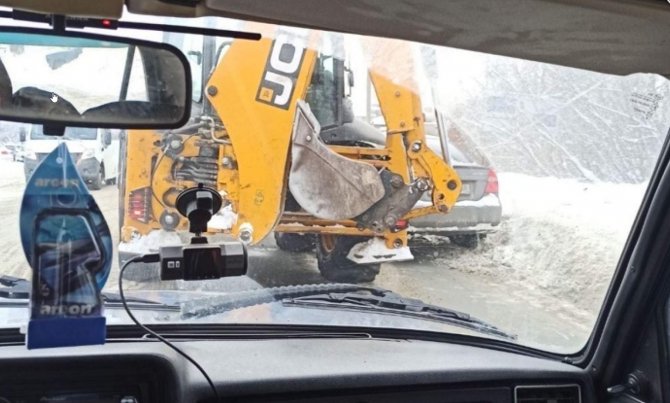 В Пензе снегоуборочный трактор показал, кто на дороге главный_2