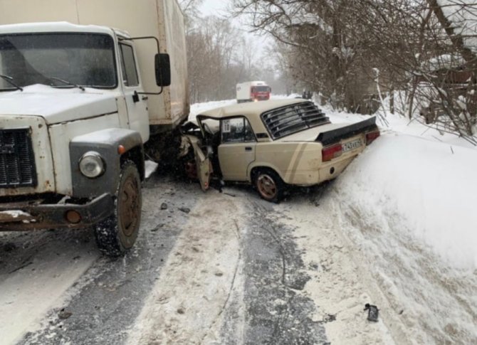 В Кирове грузовик раздавил «Жигули», всего в аварии пострадало 4 машины_2