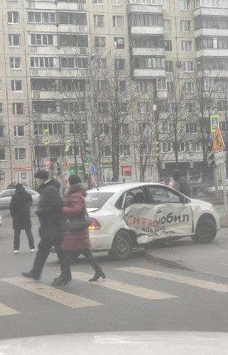 На Энгельса в Петербурге иномарка протаранила такси (1)