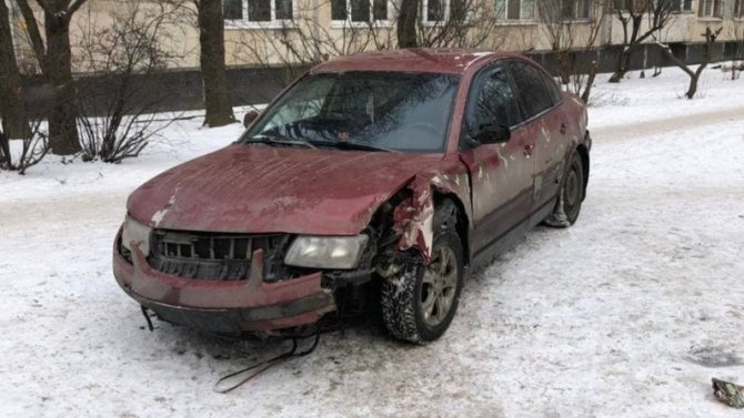 Водитель, сбивший столб в Петербурге, задержан