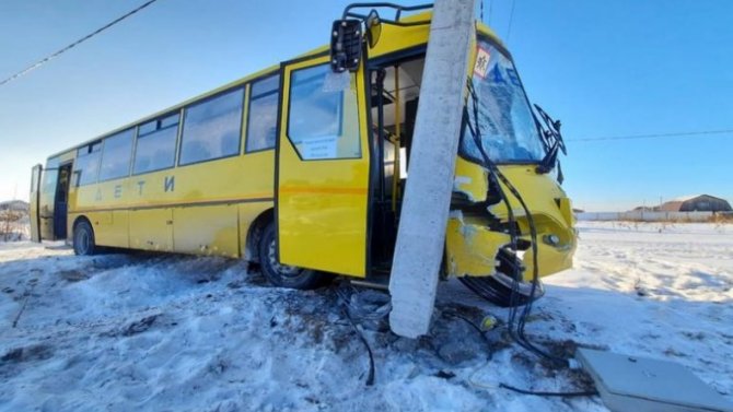 Школьный автобус под Тюменью пытался забодать здоровый столб