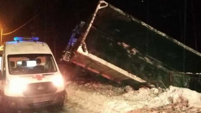 В Лосево спасатели вырезали водителя мусоровоза после ДТП