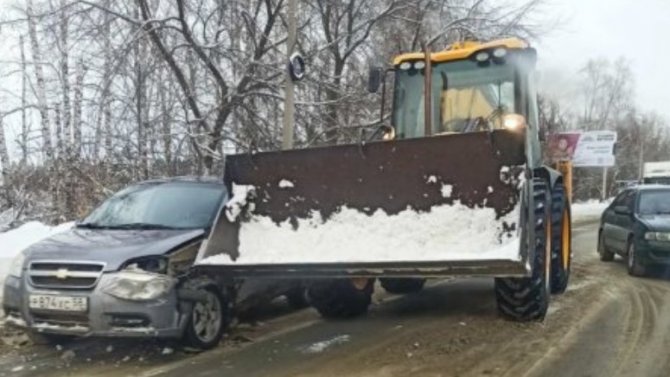 В Пензе снегоуборочный трактор показал, кто на дороге главный